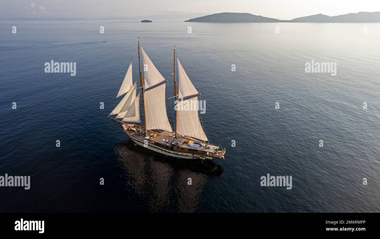 Vue aérienne d'un voilier dans le détroit de Dampier, Raja Ampat Indonésie. Banque D'Images