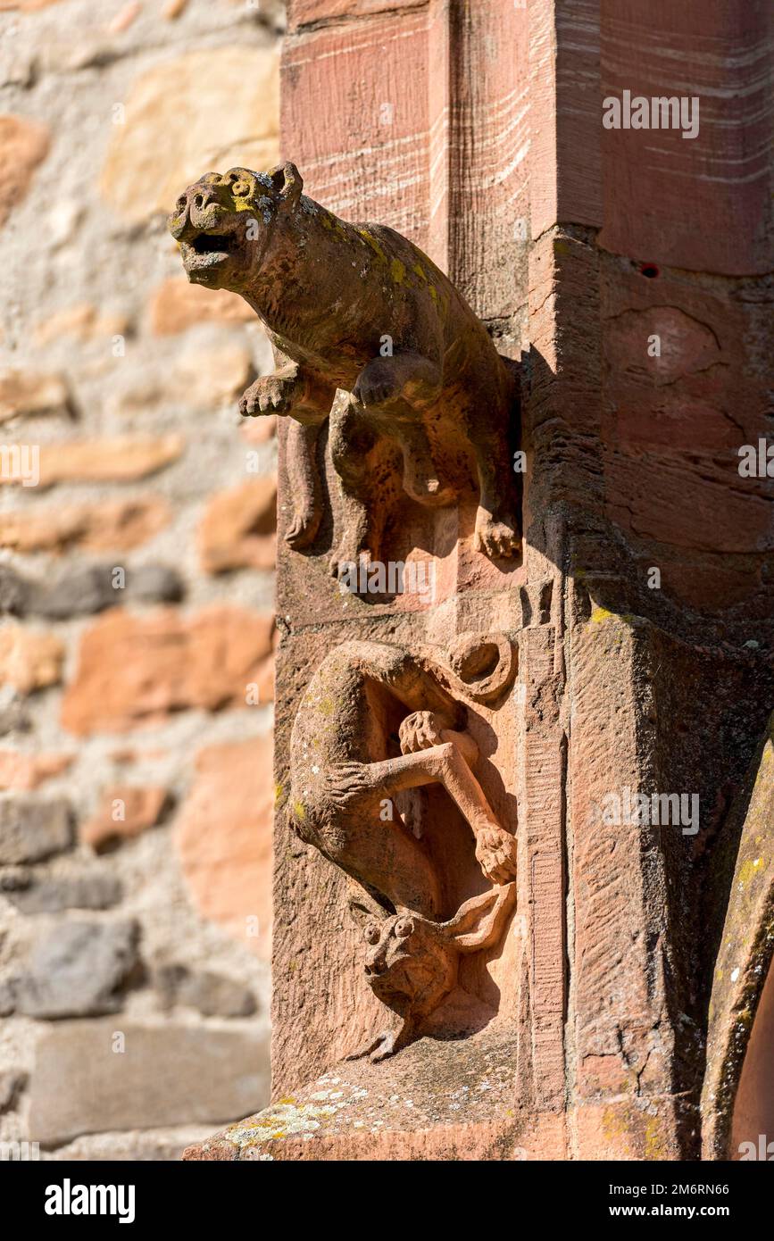 Créatures mythiques médiévales, gargouilles sur le portail du porche, rue Gothique Eglise de Marie, Vieille ville, Ortenberg, Wetterau, Vogelsberg, Hesse, Allemagne Banque D'Images