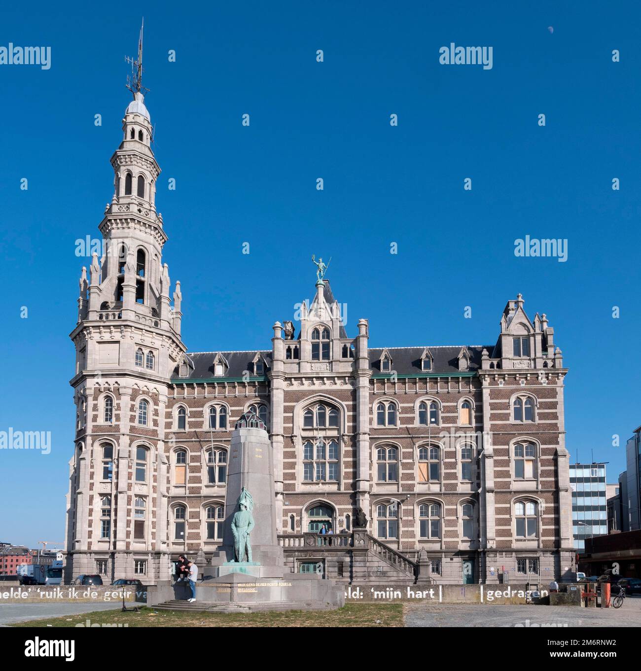 Monument aux marins belges tués devant le bâtiment gouvernemental Loodswezen sur les rives de l'Escaut, Anvers, Vlaanderen, Flandre, Belgique Banque D'Images