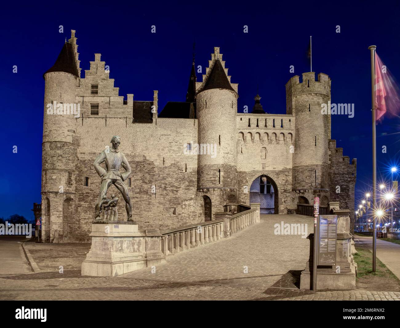 Longue statue de Wapper, devant le château de Het Stehen dans l'ambiance nocturne, sur l'Escaut, Anvers, Flandre, Vlaanderen, Belgique Banque D'Images
