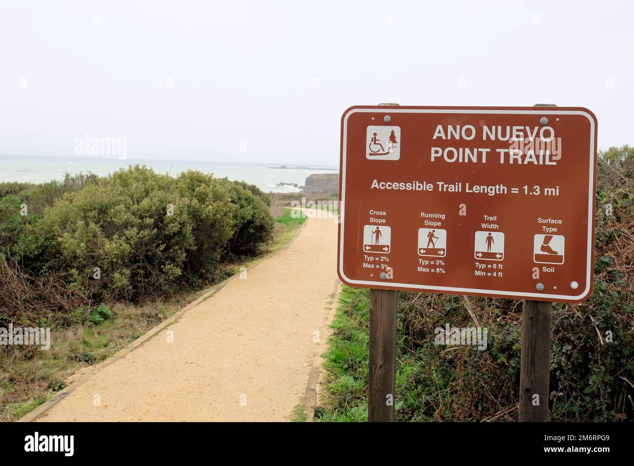 Año Nuevo point Trail signe au parc national Año Nuevo dans le comté de San Mateo, Californie; guide de randonneurs avec la surface du sentier et des informations sur l'accessibilité. Banque D'Images