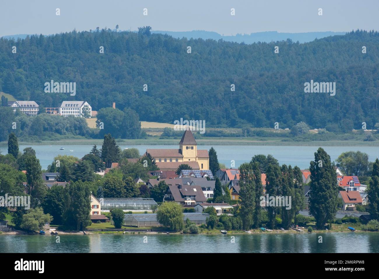 Vue de Arenenberg à l'île de Reichenau avec St. Eglise George, Lac de Constance, Bade-Wurtemberg, Allemagne Banque D'Images
