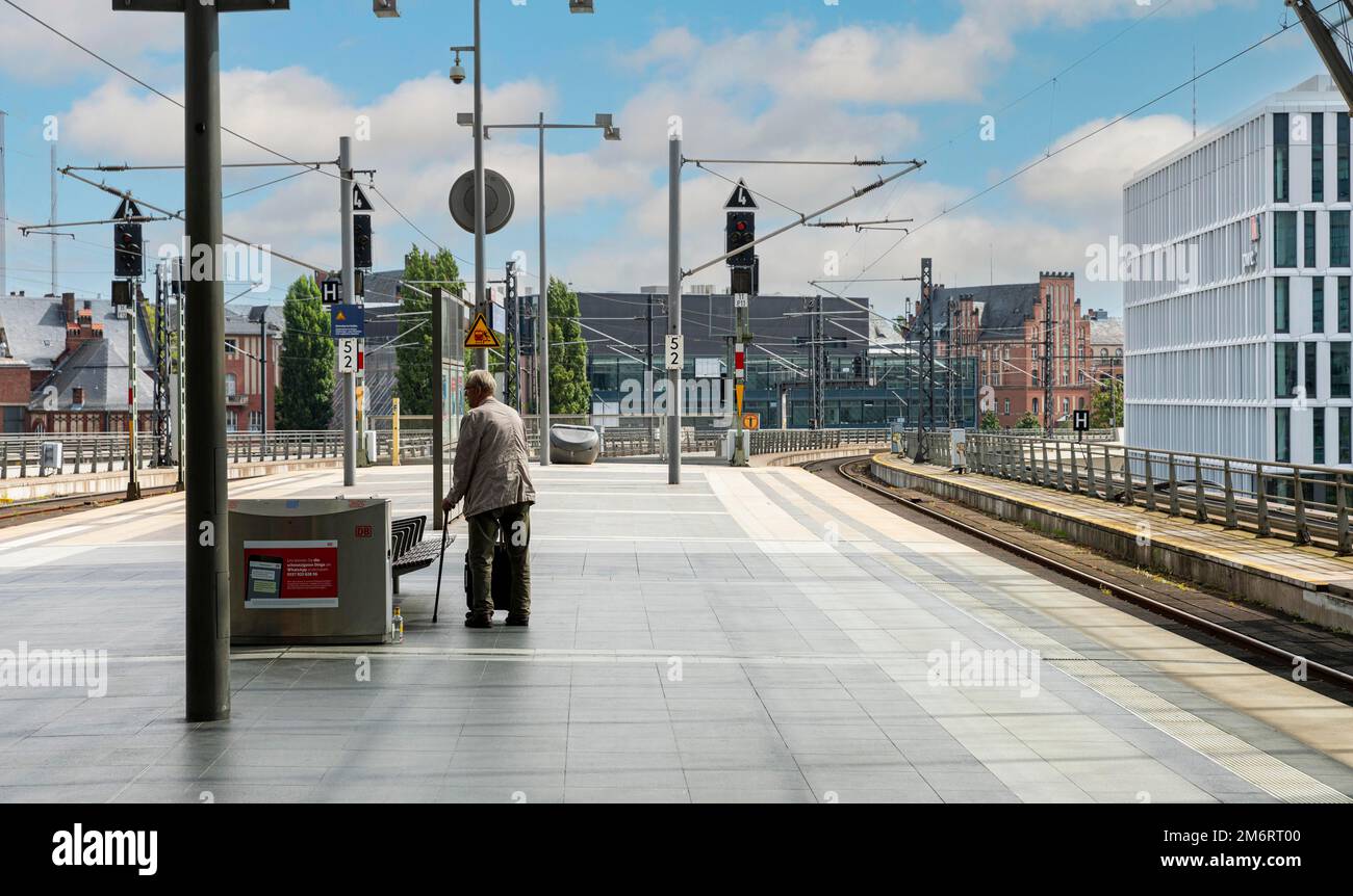Gare principale de Berlin, senior avec bâton de marche debout seul sur la plate-forme, Berlin, Allemagne Banque D'Images