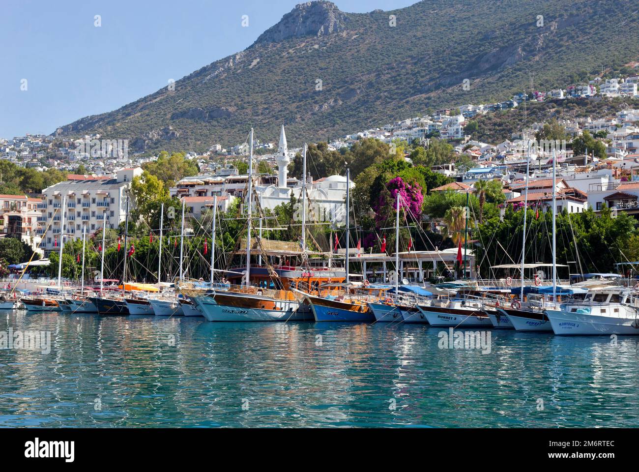 Gullets ( bateaux de plaisance ) amarrés dans le port de Kalkan, Turquie. Juillet 2022 Banque D'Images