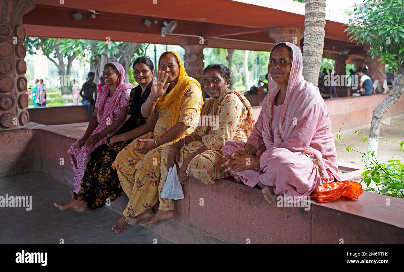 Femmes en robes indiennes dans le parc Jallianwallala Bagh, Delhi, Inde Banque D'Images
