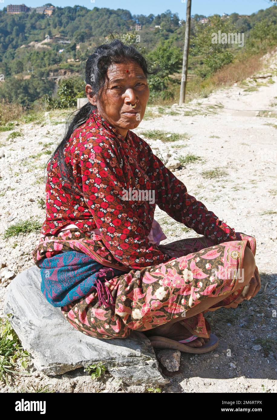 Femme népalaise avec anneau de nez et tika de front assis sur le sol, groupe ethnique de Tamang, vallée de Kafalchur, Nagarkot, province de Bagmati, Bhaktapur Banque D'Images