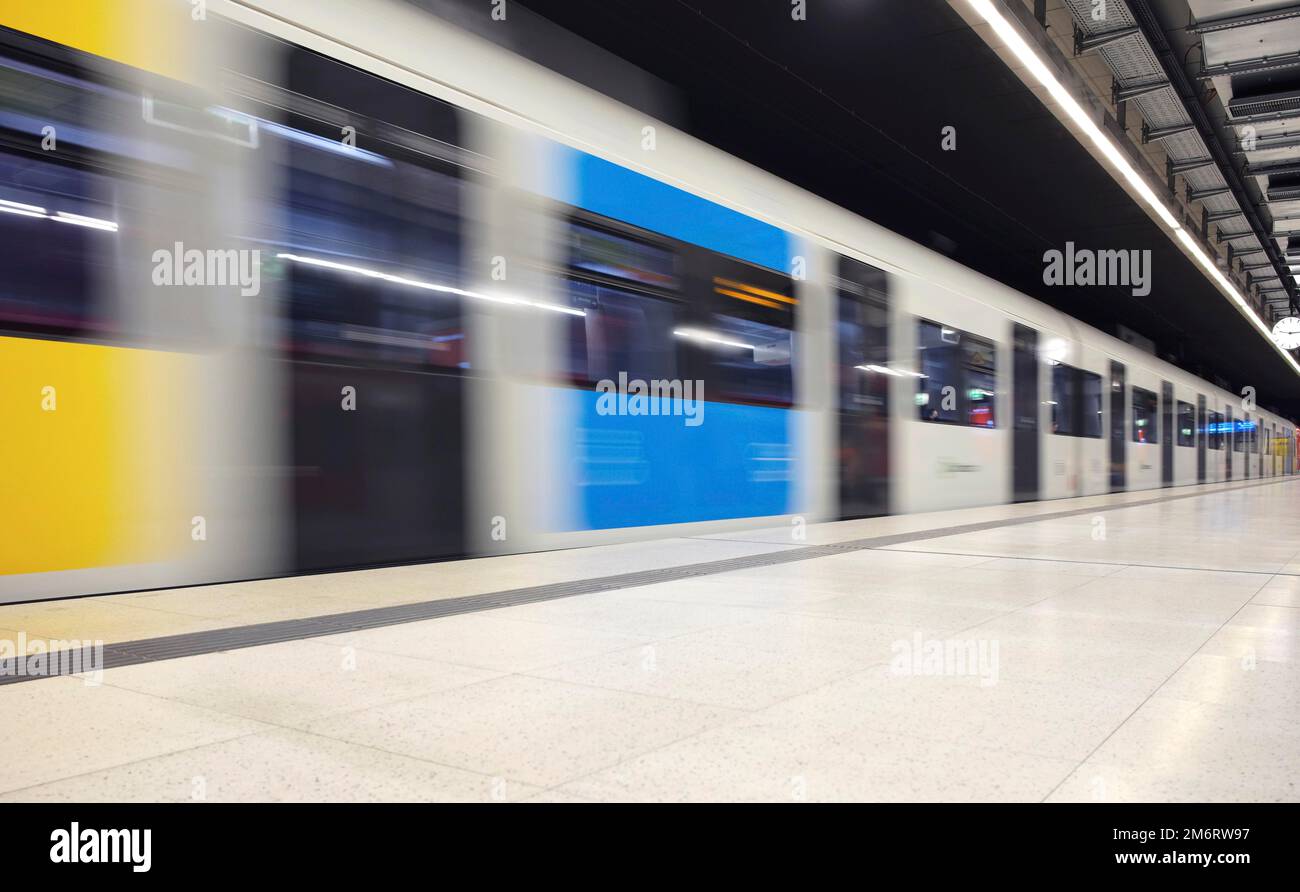 Arrivée du S-Bahn, couleurs nationales Ukraine comme symbole contre la guerre d'agression Russie contre l'Ukraine, centre-ville, Stuttgart, Bade-Wurtemberg, Allemagne Banque D'Images