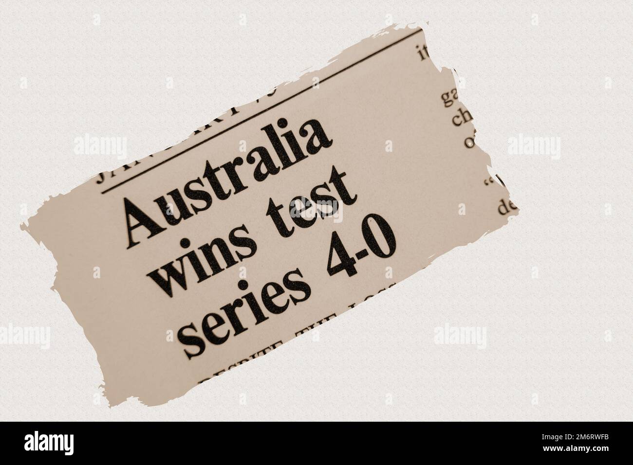 News Story de 1975 journal titre de l'article - l'Australie remporte la série test 4-0 en sépia Banque D'Images