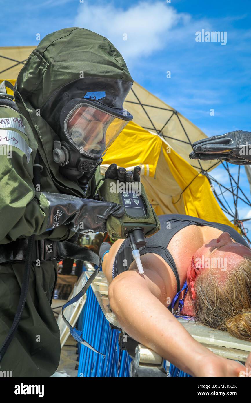 L’équipe de soutien et de triage médicaux d’urgence (équipe MED) de la Garde nationale de l’Armée de terre d’Hawaï traite une victime simulée dans une zone de décontamination au cours d’un exercice d’évaluation à Kalaeloa, Hawaï, 5 mai 2022. Sur ordre, le CERFP de la Garde nationale d'Hawaï réagit aux incidents CBRNE dans la région IX de l'Agence fédérale de gestion des urgences (FEMA) dans les six heures suivant l'alerte officielle afin d'aider les organismes locaux, étatiques et fédéraux à mener la gestion des conséquences en fournissant des capacités à mener Banque D'Images