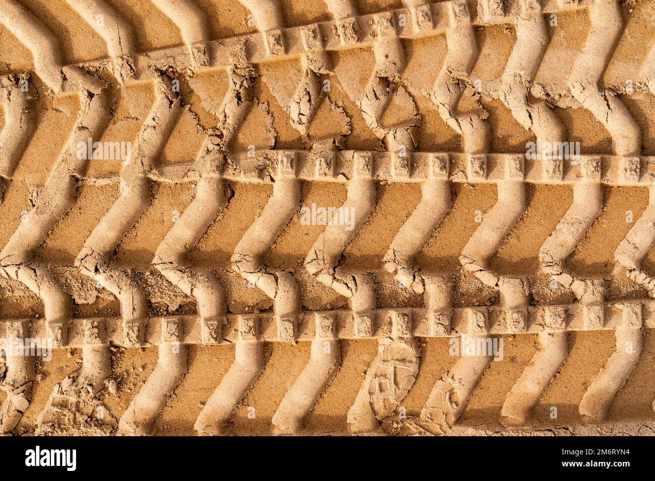 Traces de pneus sur sable brun sur le chantier Banque D'Images