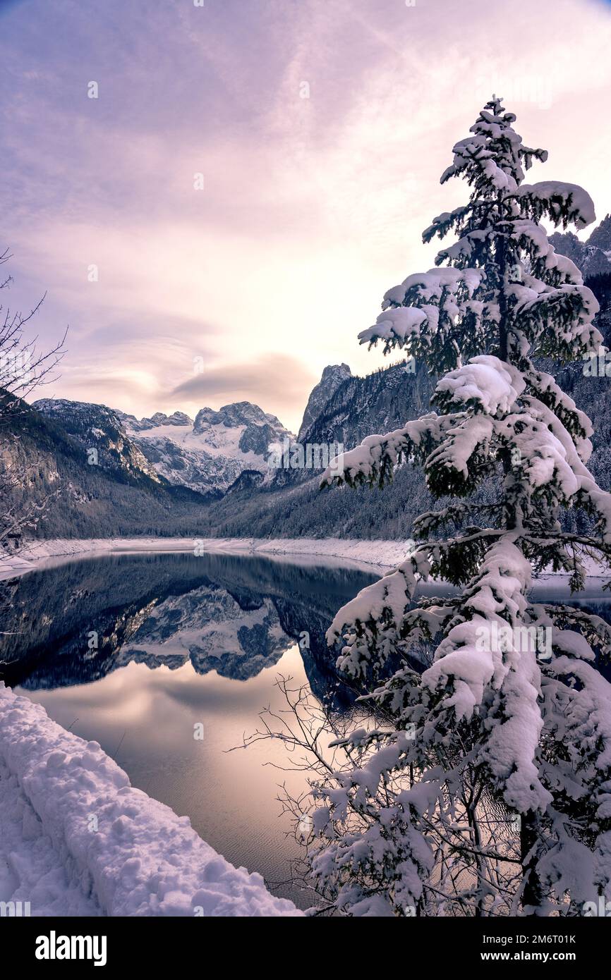 Magnifique paysage d'hiver enneigé avec la montagne de Dachstein et Goausee en Autriche près de Hallstatt . Banque D'Images