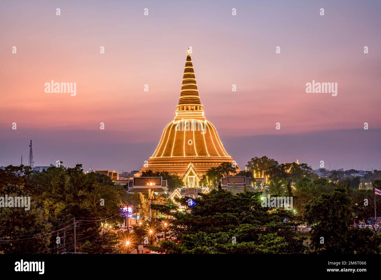 Coucher de soleil dans la province de Phra Pathom Chedi Nakhon Pathom, Thaïlande Banque D'Images