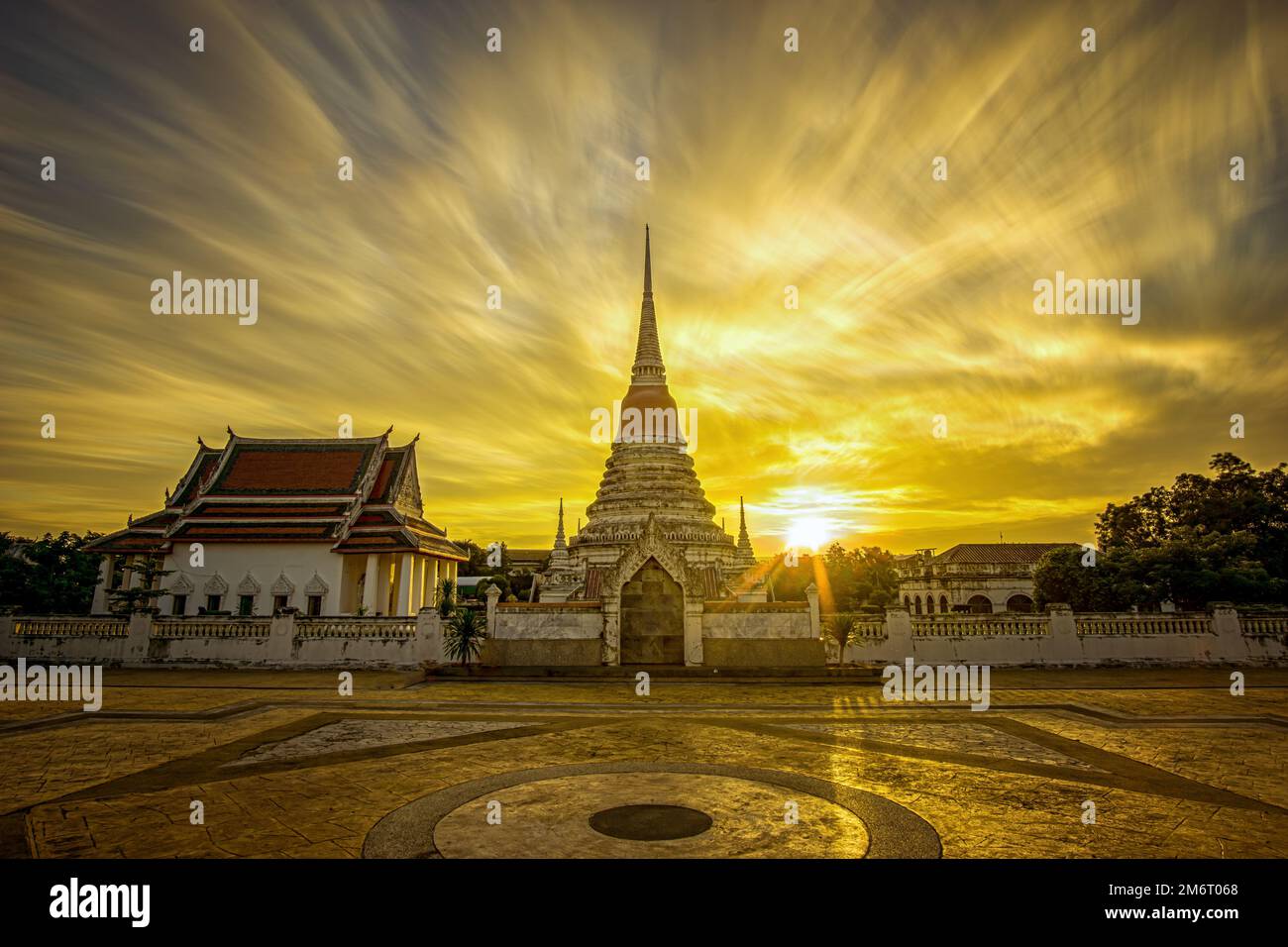 Coucher de soleil le soir. Brillant dans l'or autour de Phra Samut Chedi, Samut Prakan, Thaïlande Banque D'Images