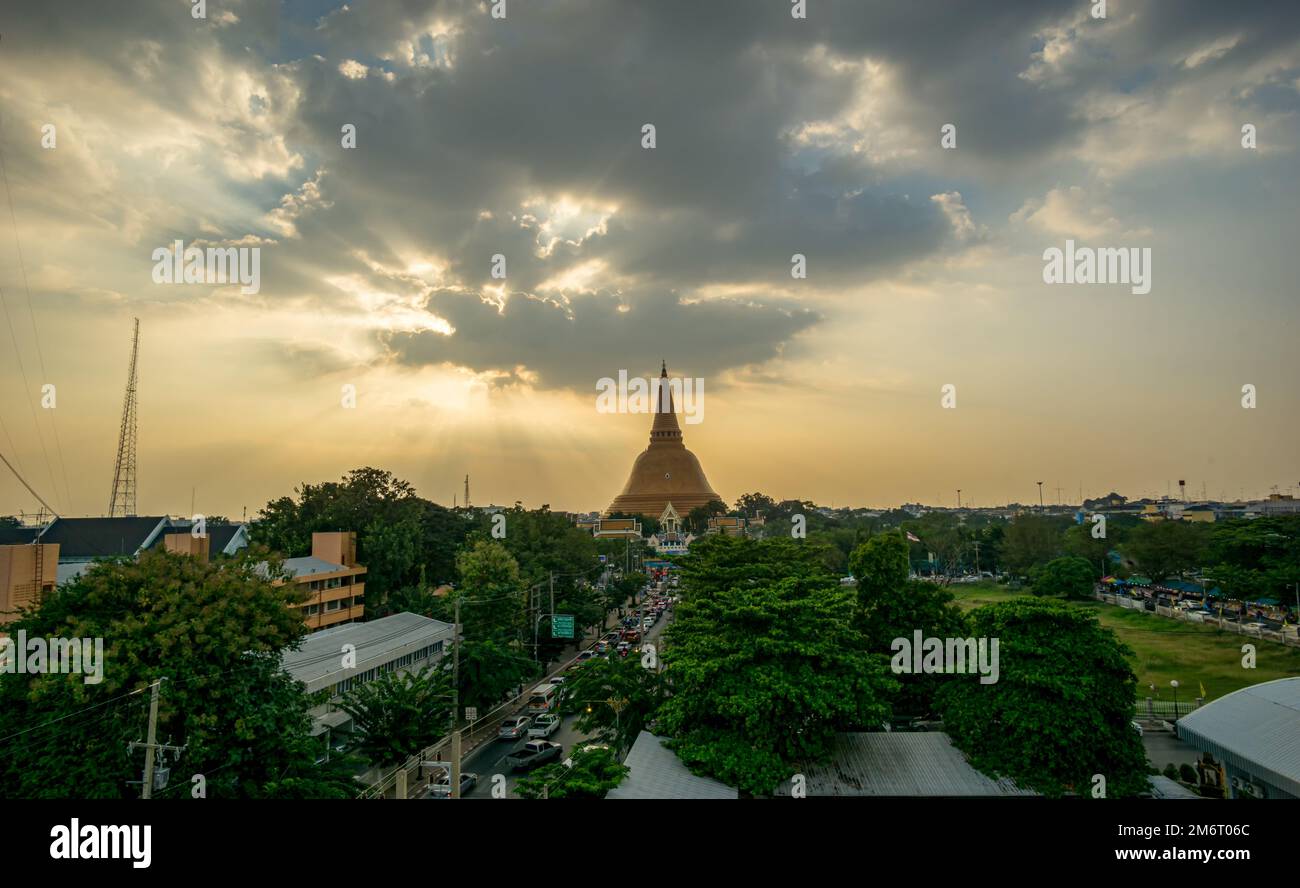 Coucher de soleil dans la province de Phra Pathom Chedi Nakhon Pathom, Thaïlande Banque D'Images