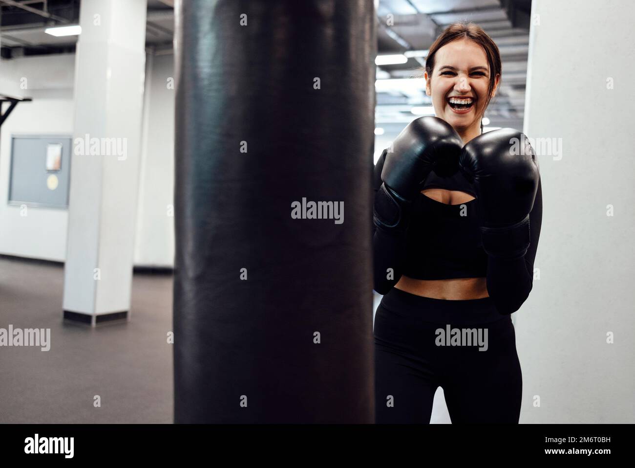Entraînement de fille athlétique Muay Thai boxe pour le culturisme et le concept de mode de vie sain Banque D'Images