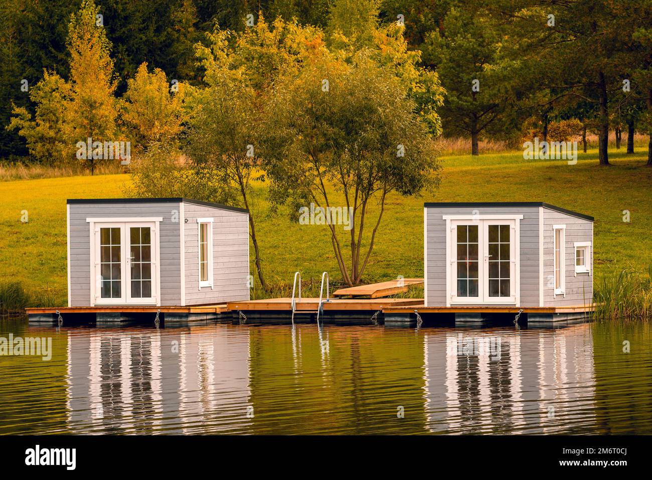 Couple de cabines flottantes avec belle réflexion sur l'eau du lac Banque D'Images