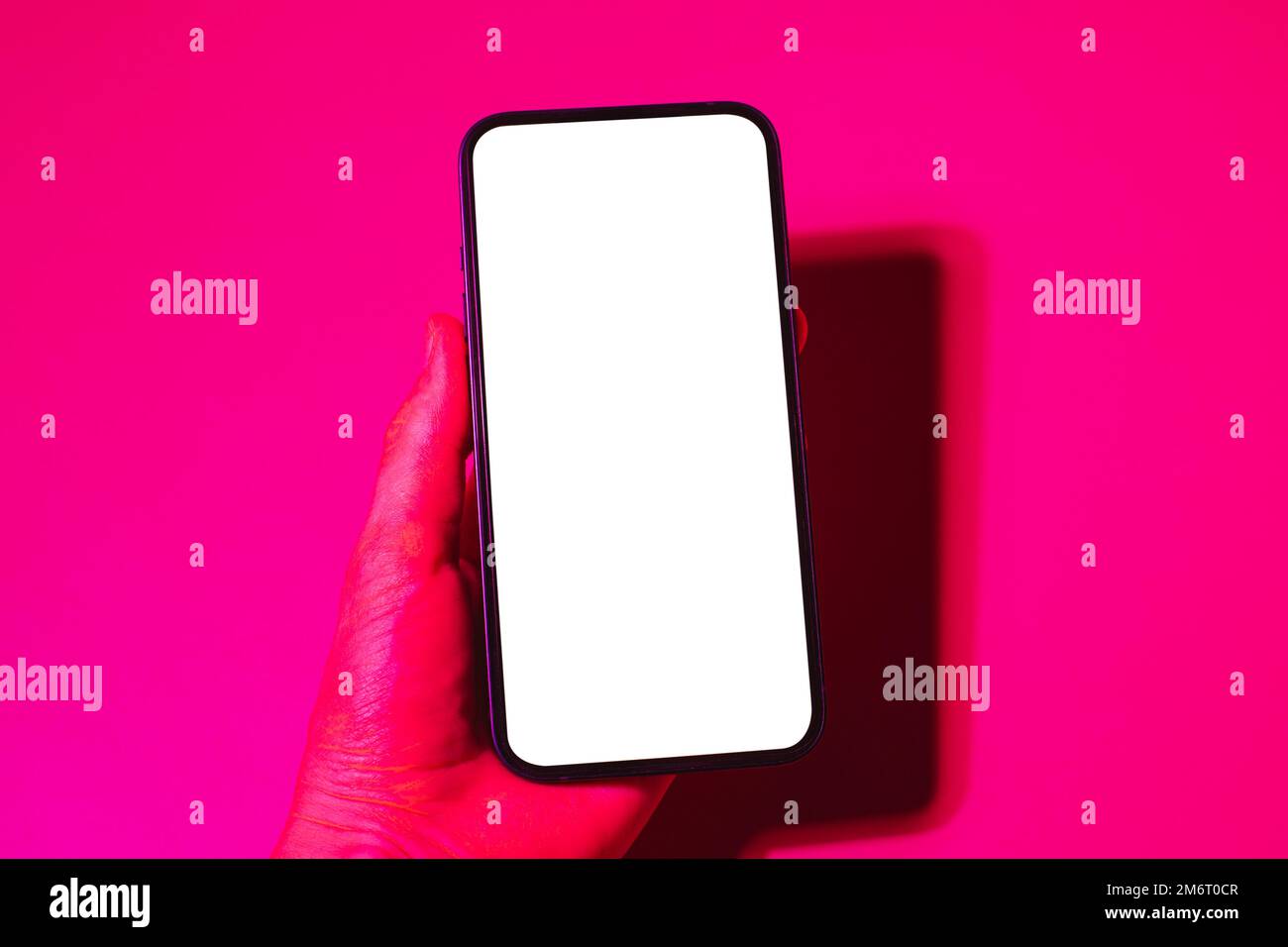 Maquette de téléphone mobile dans lumière rose et pourpre.modèle de conception pour la conception de concept. Communication moderne. Application professionnelle. Application numérique Banque D'Images