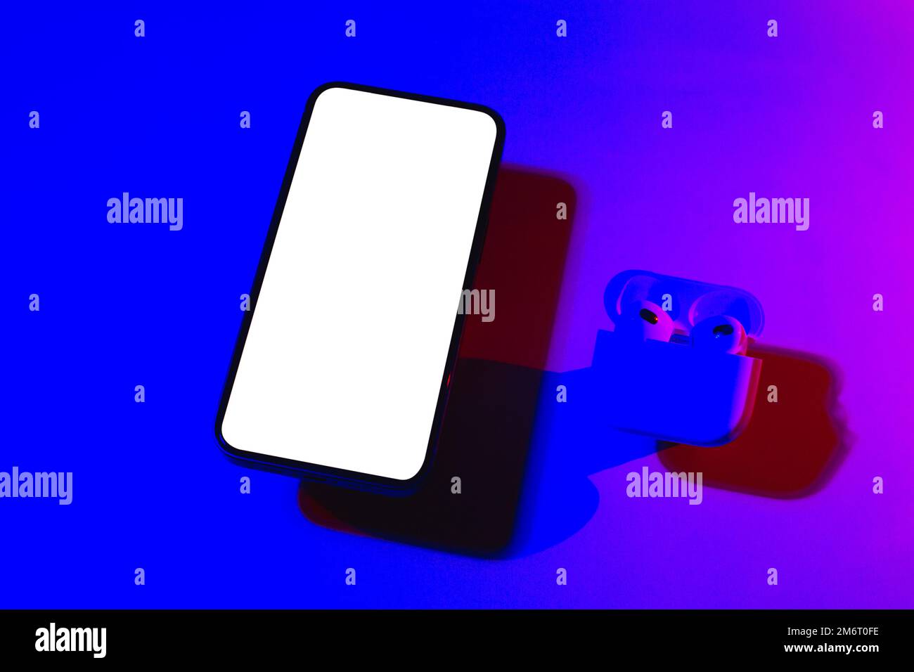 Maquette de téléphone mobile dans lumière rose et pourpre.modèle de conception pour la conception de concept. Communication moderne. Application professionnelle. Application numérique Banque D'Images