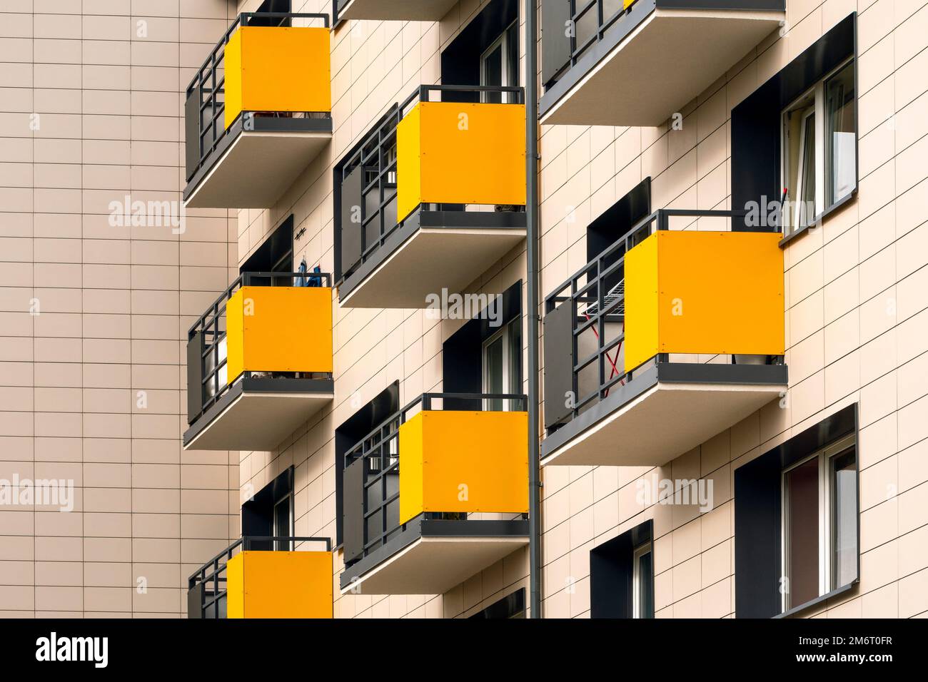 Bâtiment moderne à la façade avec balcons jaunes Banque D'Images