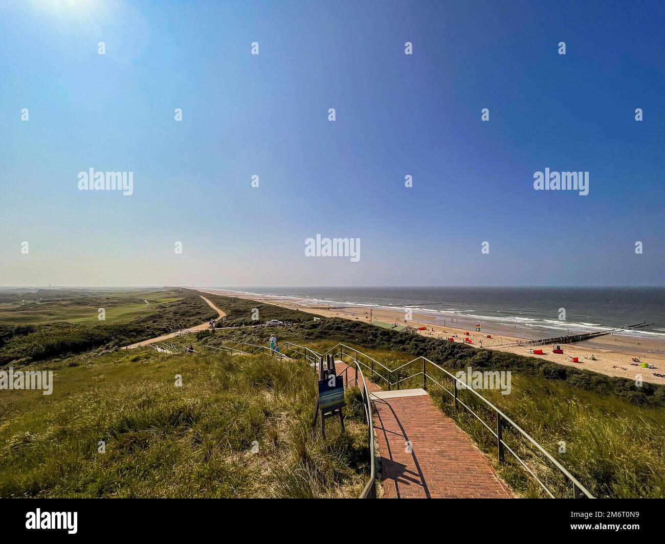 Belle plage avec dunes et océan Banque D'Images