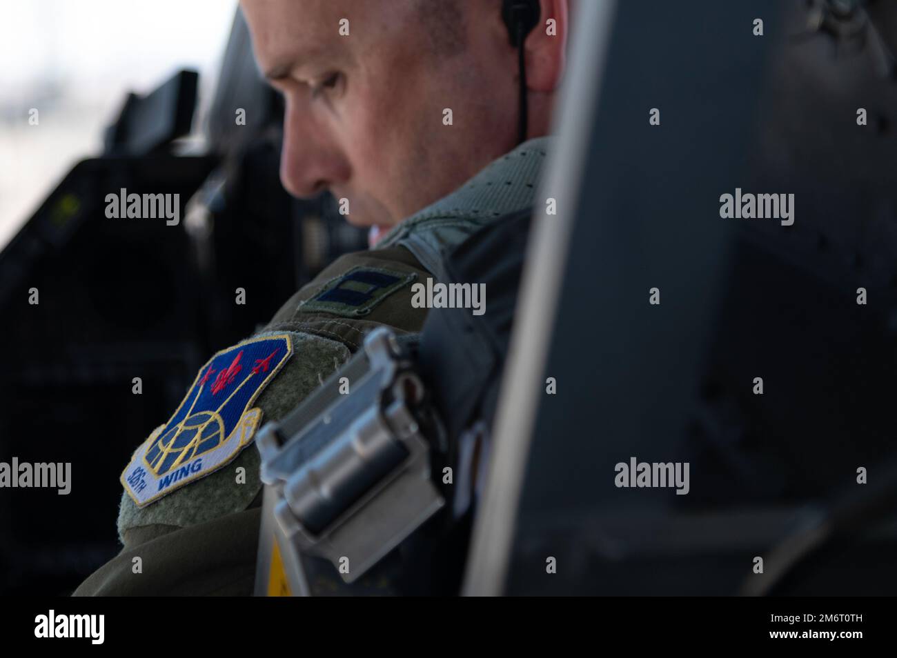 Le capitaine Joshua Smith, pilote du 706th Escadron de chasseurs, écoute son chef d'équipage pendant les opérations de pré-vol avant un exercice d'entraînement avec les stagiaires du 16th Escadron d'armes 4 mai 2021, à la base aérienne de Nellis, au Nevada. L'escadron des agresseurs 64th accueille de multiples pilotes qui servent d'agresseurs pour aider à enseigner et à reproduire les manoeuvres et tactiques de combat. Banque D'Images