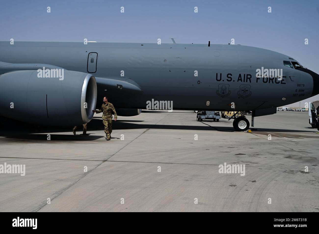 Le capitaine de la Force aérienne des États-Unis, Christian Allegood, pilote KC-135 Stratotanker, affecté à l'escadron de ravitaillement aérien 99th, fait le tour d'un KC-135 avec des chefs d'équipage pour un contrôle en amont à la base aérienne d'Al Udeid, au Qatar, au 4 mai 2022. Le KC-135 offre une capacité de ravitaillement aérien de portée mondiale pour soutenir les avions des États-Unis Zone de responsabilité du Commandement central. Banque D'Images