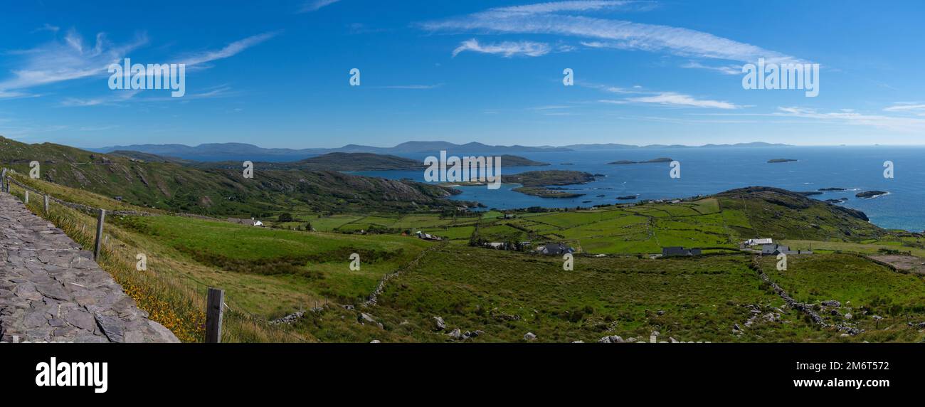 Un paysage panoramique de la côte pittoresque et de la baie de Kenmare dans le comté de Kerry en Irlande occidentale Banque D'Images