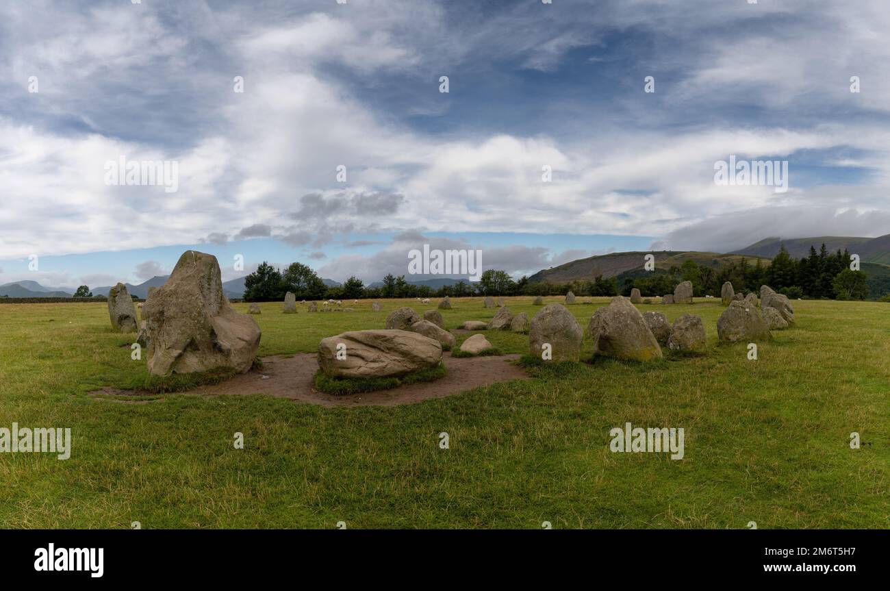 Vue sur le cercle de pierres de Castlerigg dans le parc national de Lake District à Cumbria Banque D'Images