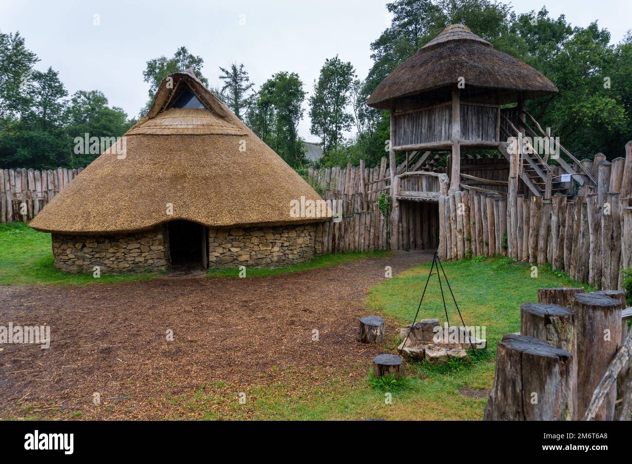 Vue sur un ringfort médiéval reconstruit dans le parc du patrimoine national irlandais Banque D'Images