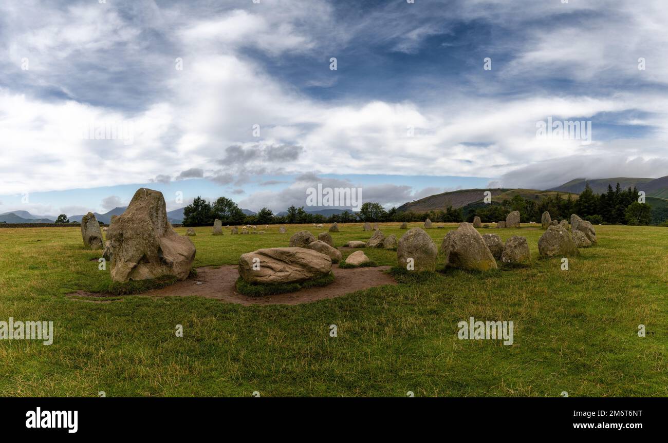 Vue sur le cercle de pierres de Castlerigg dans le parc national de Lake District à Cumbria Banque D'Images
