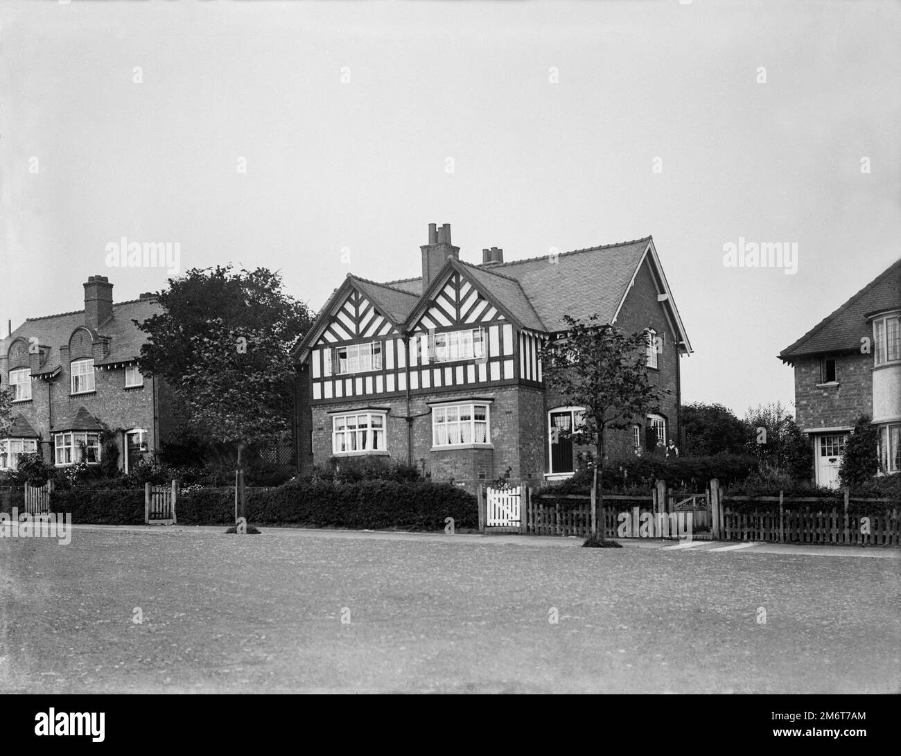 Juillet 1907 photo de l'une des maisons inlurées d'art et d'artisanat construites par George Cadbury dans son nouveau village modèle de Bournville, dans le sud-ouest de Birmingham. Le village a été principalement construit à la fin du 19th siècle et au début du 20th siècle avec des chalets et des maisons conçus pour "soulager les maux des conditions de vie modernes et plus exiguës". Copie d'archive numérisée d'un négatif en verre quart de plaque d'origine. Banque D'Images