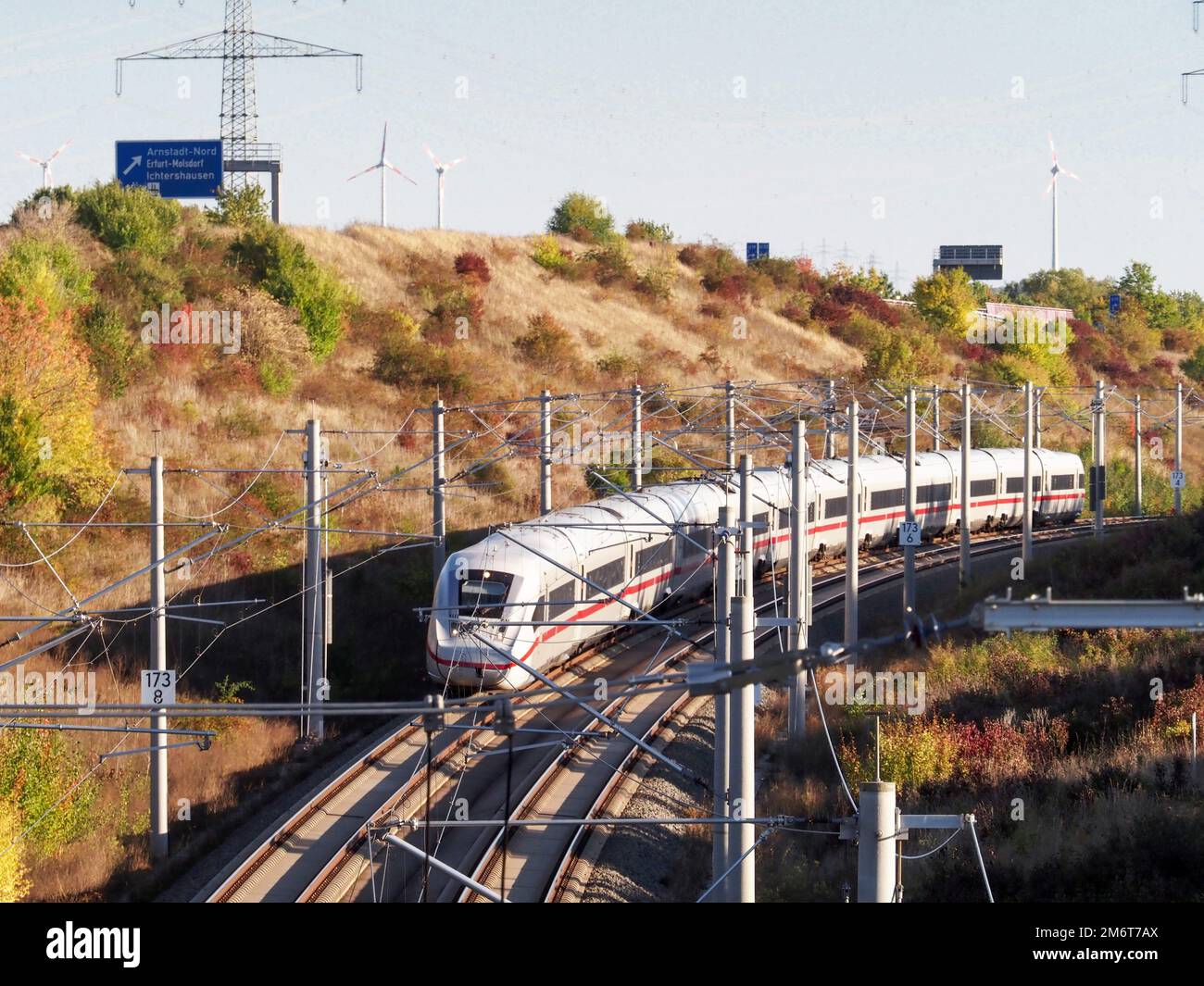 Arnstadt, Allemagne. 06th octobre 2022. Un train Intercity Express (ICE) de classe 4 de Deutsche Bahn se déplace sur la ligne à grande vitesse Nuremberg - Erfurt en sortant d'une courbe en direction de la gare centrale d'Erfurt. La nouvelle ligne du projet de transport de l'unité allemande n° 8 s'étend dans la forêt de Thuringe, à côté de l'autoroute A71. Crédit : Soeren Stache/dpa/Alay Live News Banque D'Images