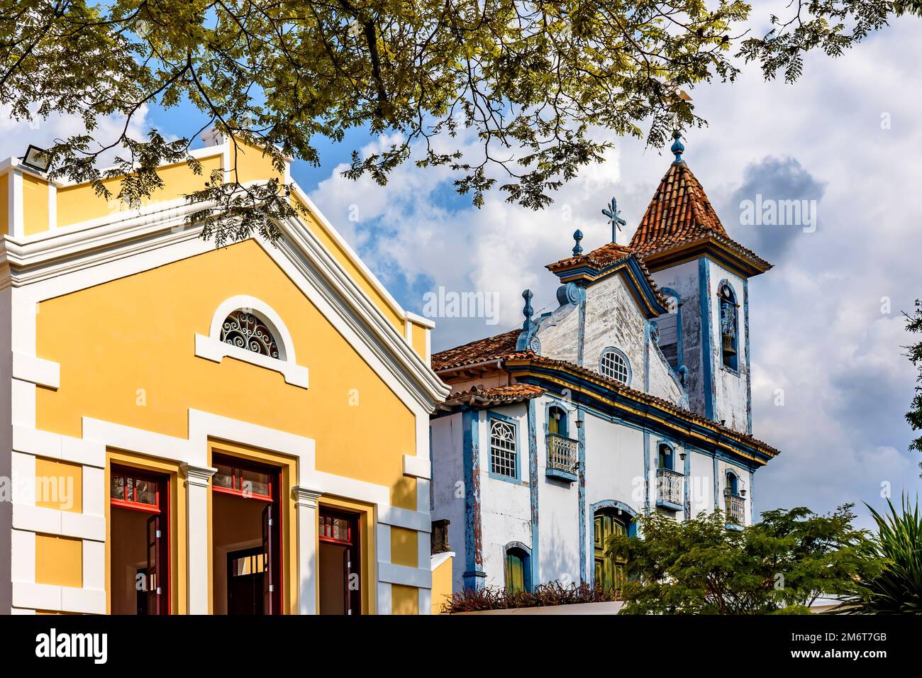 Église baroque historique à côté d'un bâtiment néoclassique à Diamantina Banque D'Images