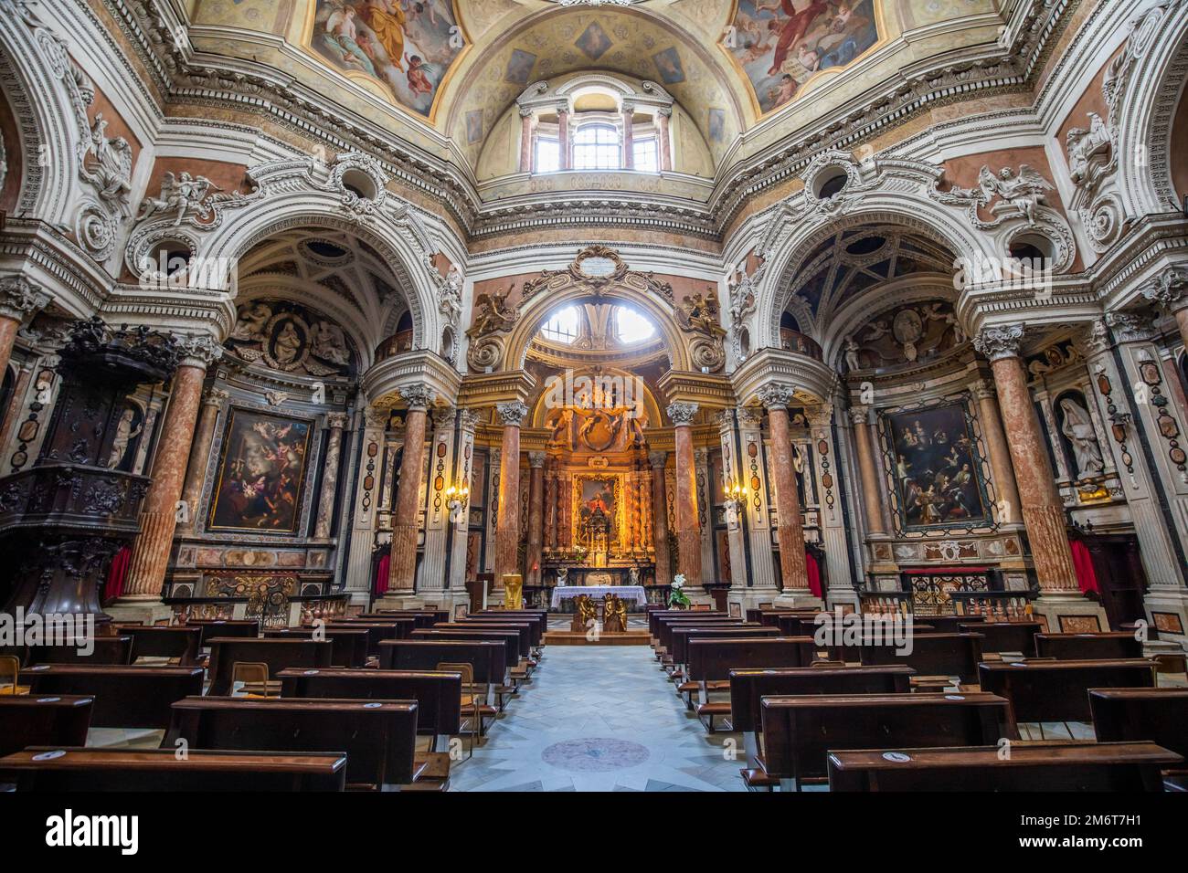 Intérieur baroque ancien avec décoration vintage.Église royale de San Lorenzo (St.Lawrence) à Turin, en Italie Banque D'Images