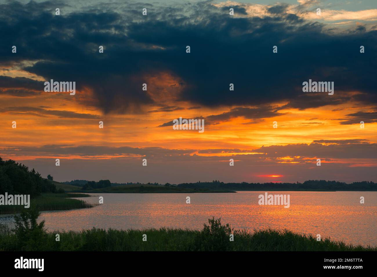 Paysage serein avec un lac le soir Banque D'Images