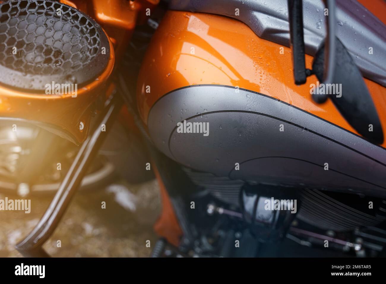 Gros plan d'un réservoir de carburant de moto et d'un haut-parleur. Banque D'Images