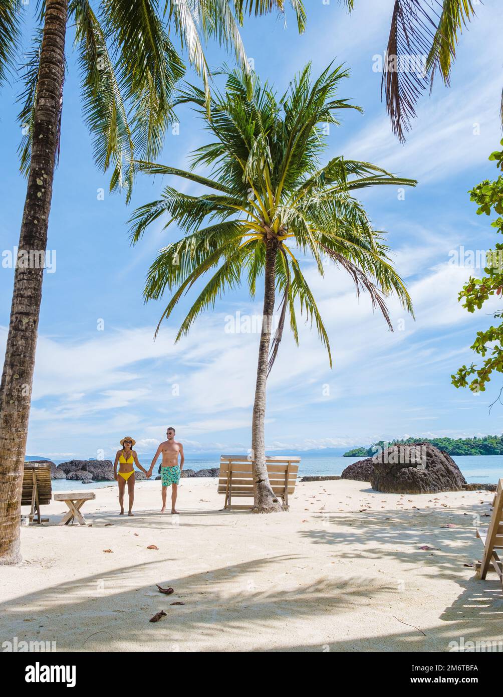 Couple marchant sur une plage tropicale en Thaïlande sur l'île de Koh Kham Trat près de Koh Mak Thaïlande Banque D'Images