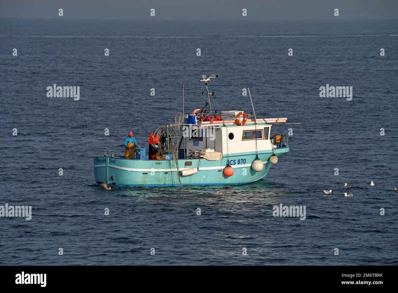Les pêcheurs sur le bateau de pêche Banque D'Images