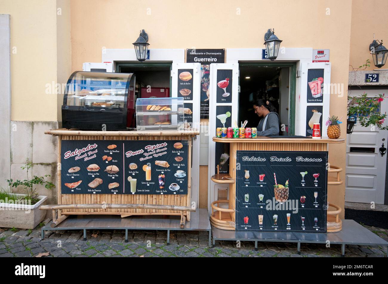 Restaurant à emporter dans le quartier d'Alfama, Lisbonne, Portugal Banque D'Images