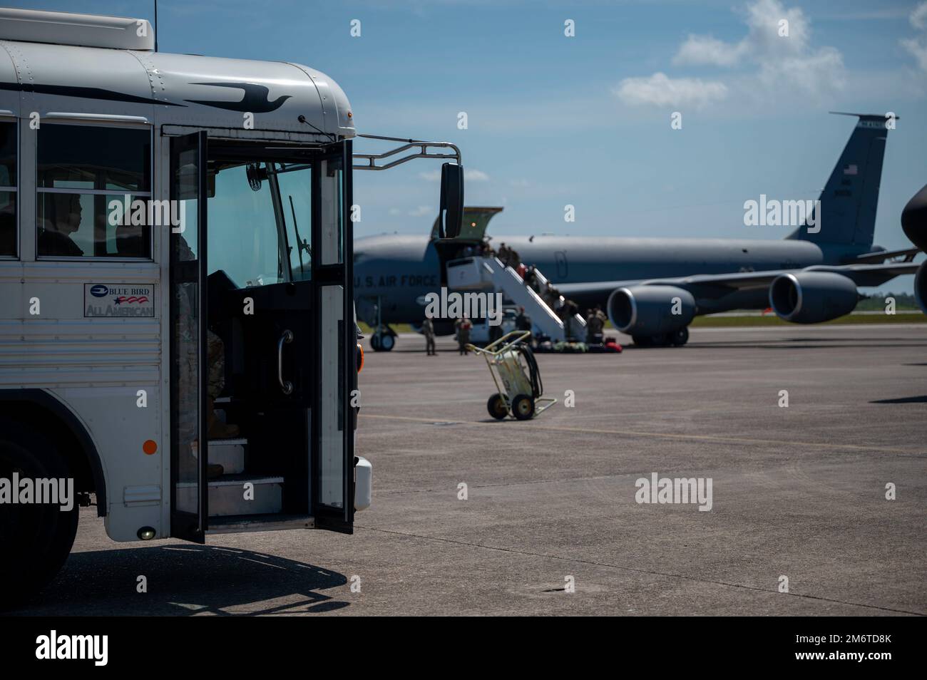 Un autobus est mis en place pour transporter le personnel entrant participant au drapeau à damier 22-2 à la base aérienne de Tyndall, en Floride, le 5 mai 2022. Le drapeau à damiers est un exercice aérien de grande force tenu à Tyndall qui favorise la préparation et l'interopérabilité par l'incorporation d'avions de génération 4th et 5th pendant l'entraînement de combat aérien. La itération de l'exercice de 22-2 a eu lieu 9-20 mai 2022. Banque D'Images