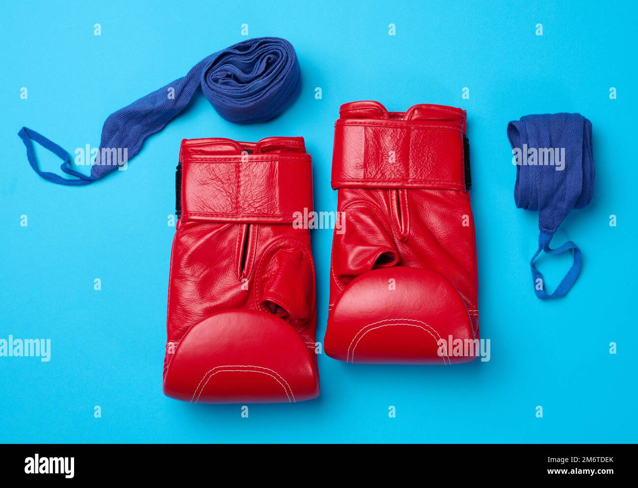 Gants de boxe en cuir rouge, bandage textile. Équipements sportifs Banque D'Images