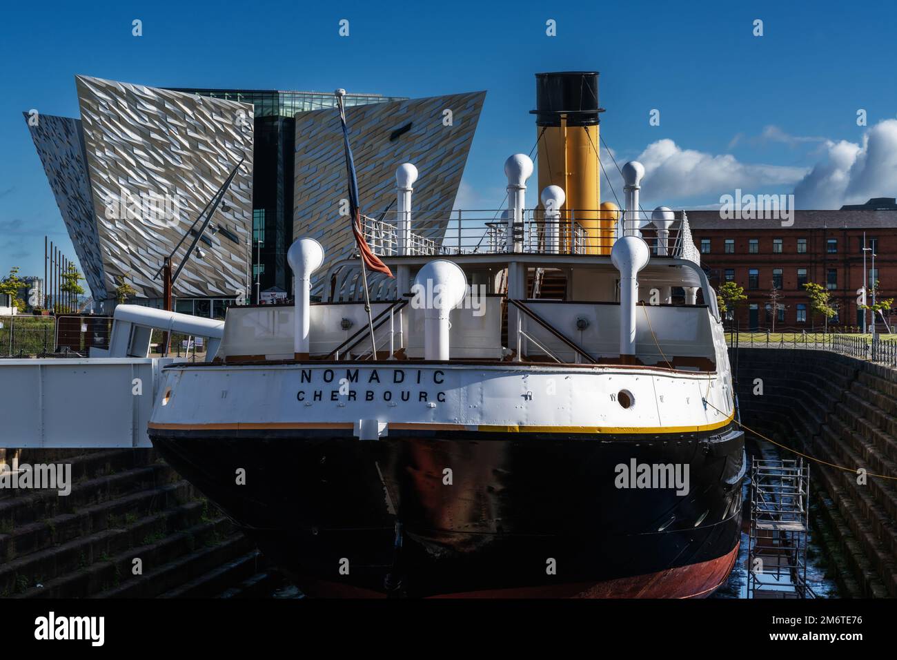 Le HMS Nomadic dans son quai sec et le musée du Titanic à Belfast Banque D'Images