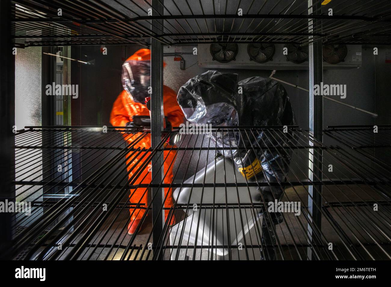 ÉTATS-UNIS Airman Alex J. Potts, à gauche, Et le Sgt Christopher Mejia, tous deux membres de l'équipe d'enquête auprès de l'équipe de soutien civil de 21st armes de destruction massive de la Garde nationale du New Jersey, collectent des échantillons et prennent des photos sur une scène de crime simulé au cours d'un exercice d'entraînement au champ de foire du comté de Sussex, Augusta, New Jersey, 5 mai 2022. Le 21st identifie les substances chimiques, biologiques, radiologiques et nucléaires; évalue et conseille les autorités civiles sur les mesures d'intervention en cas de catastrophes naturelles ou causées par l'homme. (Photo de la Garde nationale du New Jersey par Mark C. Olsen) Banque D'Images