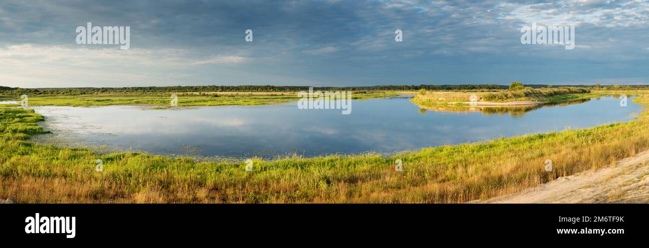Paysage pastoral sur les rives de la rivière en Biélorussie Banque D'Images