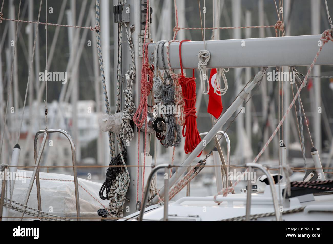 Cordes nautiques sur un pont. Détails de l'équipement de navigation sur le bateau. Treuil et cordes nautiques sur un bateau à voile. Gros plan du nœud de corde, du nœud de marin l Banque D'Images