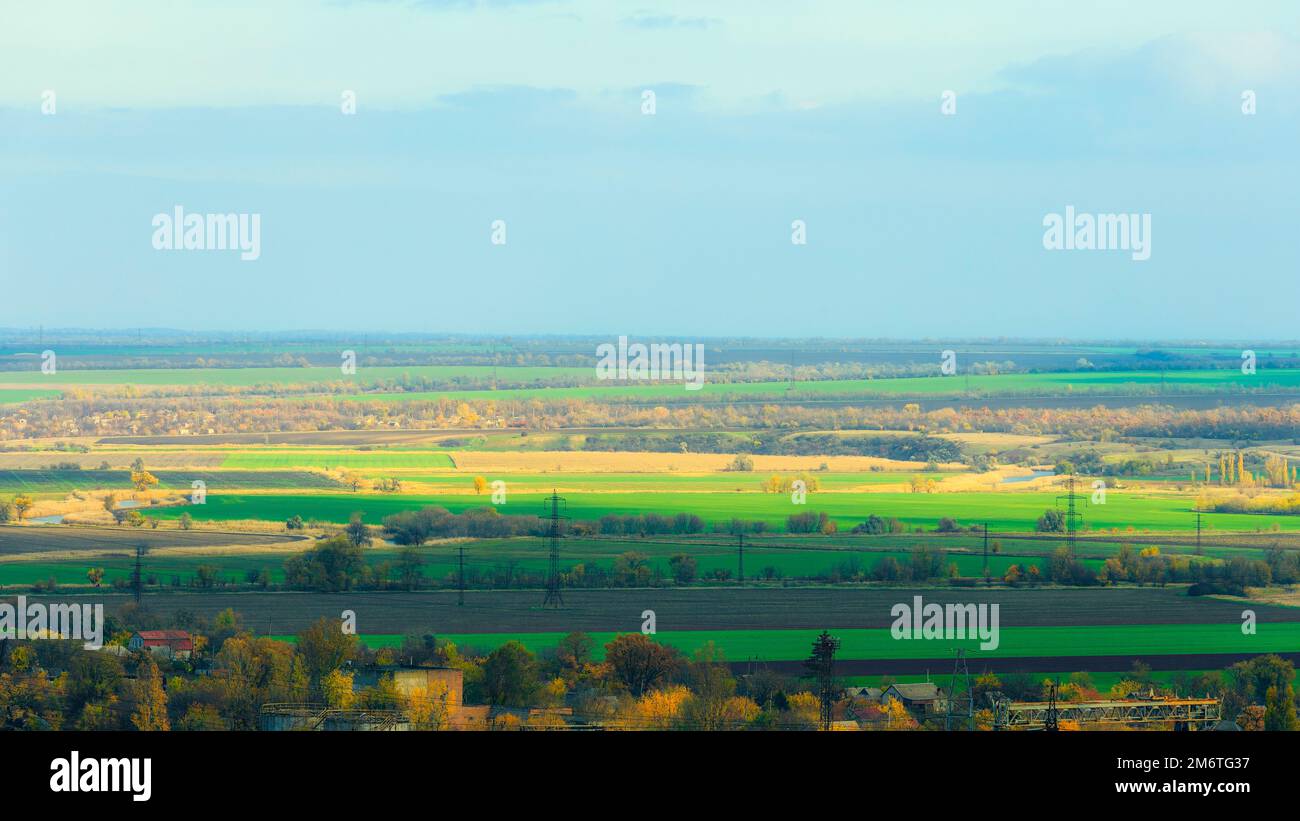 Paysage rural ukrainien distant. La vue horizon à l'infini. En journée. Sur fond ciel nuageux Banque D'Images