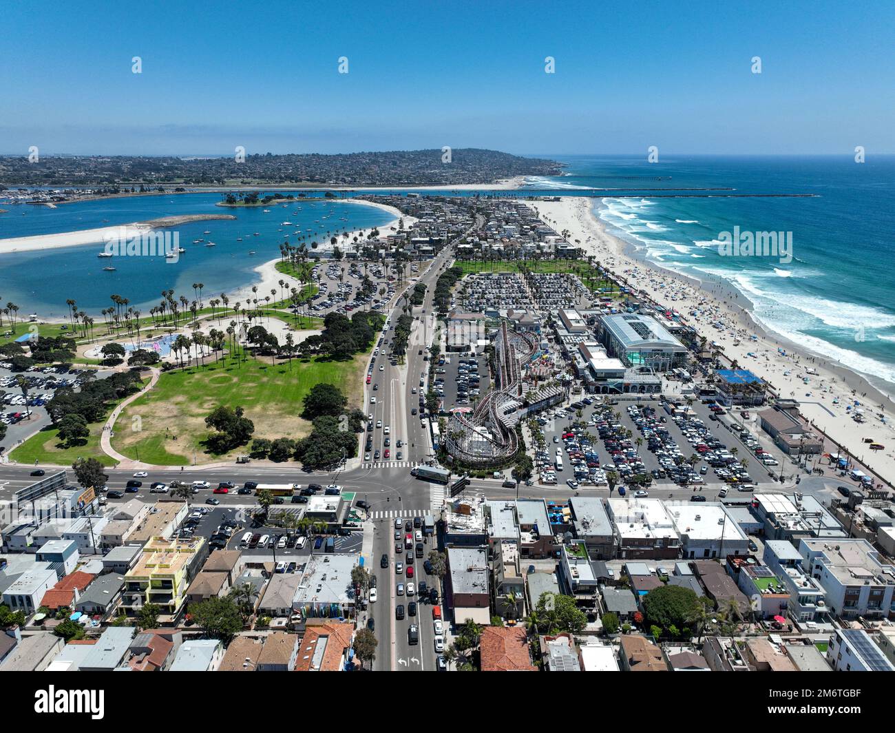 Vue aérienne de Belmont Park, un parc d'attractions construit en 1925 sur la promenade de Mission Beach, San Diego, Californie, États-Unis Banque D'Images