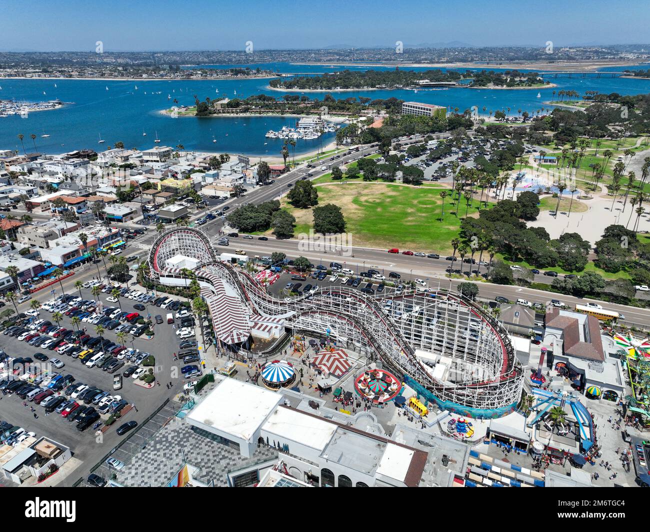 Vue aérienne de Belmont Park, un parc d'attractions construit en 1925 sur la promenade de Mission Beach, San Diego, Californie, États-Unis Banque D'Images