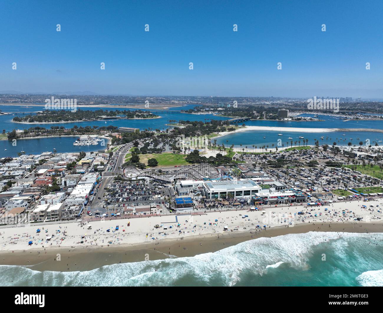 Vue aérienne de Belmont Park, un parc d'attractions construit en 1925 sur la promenade de Mission Beach, San Diego, Californie, États-Unis Banque D'Images