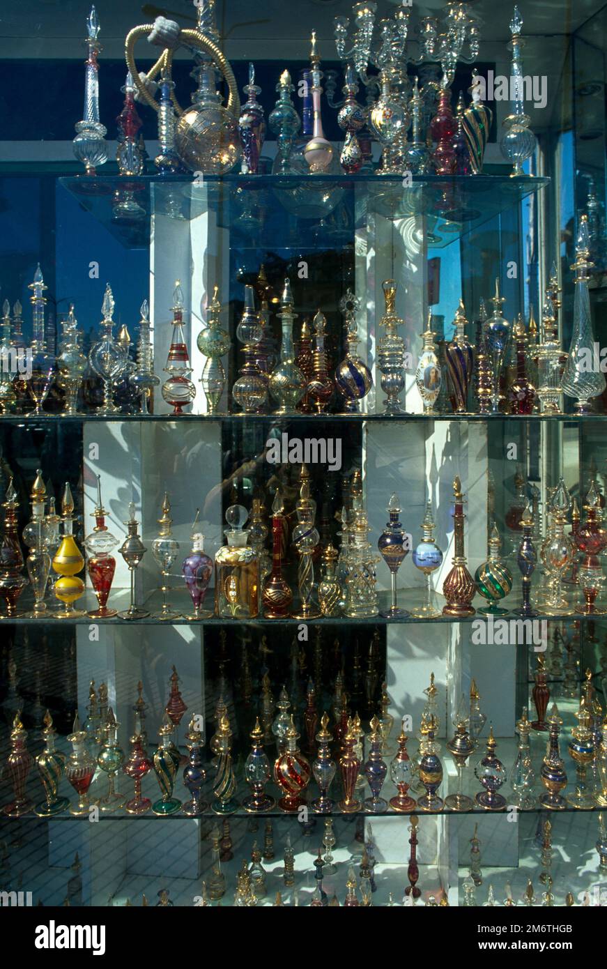 Bouteilles de parfum Luxor Egypt en démonstration au Bazar Banque D'Images